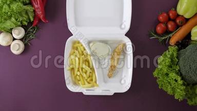 用发泡胶盒包装外卖食品.. 新鲜外卖套餐，含鸡块和炸薯条